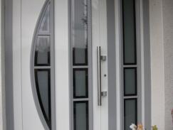 Aluminium-Haustür in weiß und grau mit Seitenteil