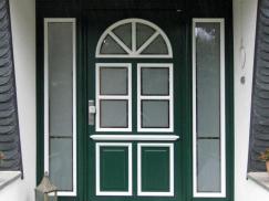 Holz-Haustür in grün und Weiß mit Seitenteilen beidseitig
