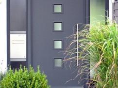 PaX Haustür in grau mit zwei Seitenteilen und integriertem Briefkasten