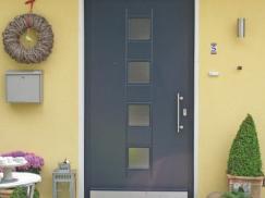 Haustür in dunkelblau mit Edelstahl-Fußleiste 