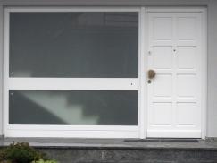 Haustür in weiß mit breitem Seitenteil mit Ornamentglas