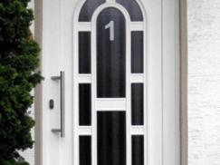 Kunststoff-Haustür in weiß mit Ornamentglas in Bogenform