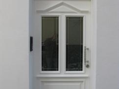 Holz-Haustür in weiß mit Oberlicht