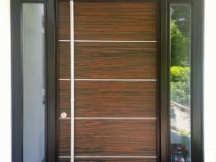 Haustür in Holzoptik mit Seitenteilen und Oberlicht