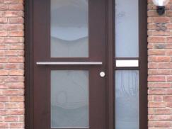 Haustür in braun mit Stangengriff quer und ins Seitenteil integrierten Briefkasten