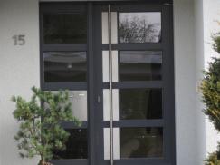 Haustür in dunkelgrau mit Stangengriff und ins Seitenteil integriertem Briefkasten