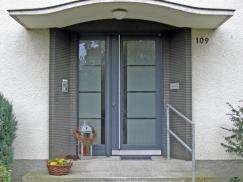 Haustür in hellgrau mit Ganzglasfüllung