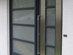 Haustür in dunkelgrau mit breitem Seitenteil und Sprossen