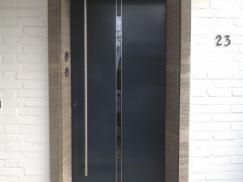 Pax Haustür in dunkelgrau in Stichbogenform mit schmalem Lichteinlass mittig