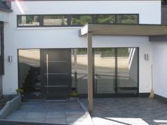 Haustüranlage in dunkelgrau mit Oberlichtband