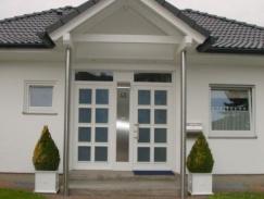 Haustüranlage in weiß mit Oberlichtern