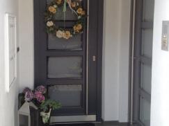 Eingangsbereich mit zwei Haustüren in hell- und dunkelgrau