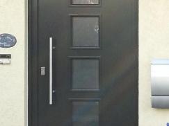 PaX Holz-Haustür in dunkelgrau mit Aluminium-Fußleiste