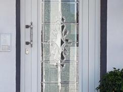 Haustür in weiß mit Ornamentglas