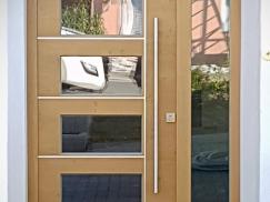 Holz-Haustür mit Aluminium Applikationen und Seitenteil