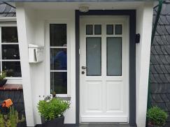 Holzhaustür in weiß mit Milchglas-Sprossenfenster und Seitenteil