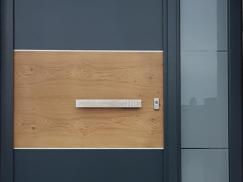 Haustür in dunkelgrau mit Holzfurnier und Milchglas-Seitenteil 