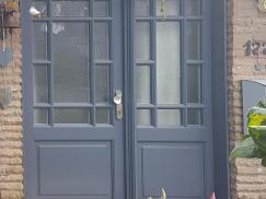 Doppel-Holz-Haustür in grau mit Sprossenfenster