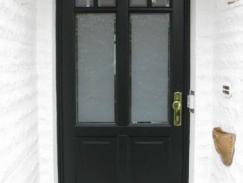 Holz-Haustür mit Stichbogen in dunkelbraun