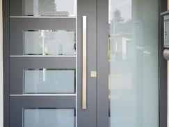 PaX Aluminium-Haustür mit Stangengriff und Seitenteil rechts