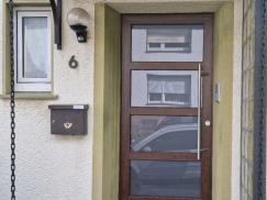 Holz-Haustür in braun mit Milchglas