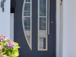 Haustür in dunkelgrau mit Swarowski Kristallen