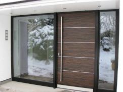 Haustür in Braun mit Stangengriff und breiten Seitenteilen