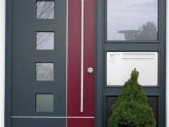 Aluminium-Haustür in grau und rot mit Seitenteil und integriertem Briefkasten
